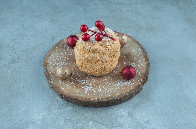 Gateau Ecureuil Decore D Ornements De Noel Sur Une Planche En Marbre Photo Gratuite