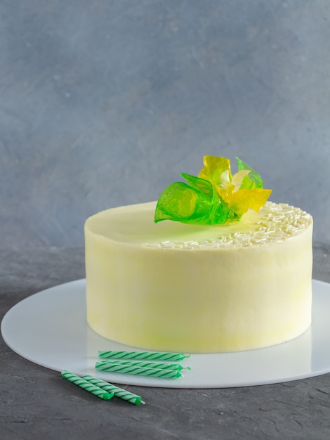 Gateau Elegant Avec Decoration De Fleurs Jaunes Vertes Et Bougies D Anniversaire Sur Gris Photo Premium