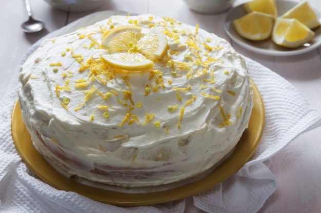 Gateau Eponge Au Citron Avec Zeste Et Une Cuillere Photo Premium