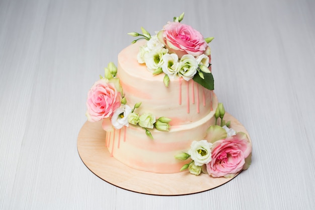 Gateau Etage Avec Des Fleurs Fraiches Et Des Macarons Photo Premium