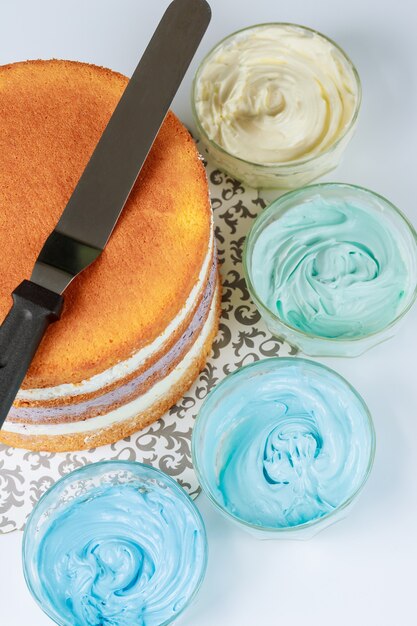 Gateau De Fete Avant Decoration Avec Glacage Bleu Avec Spatule Photo Premium