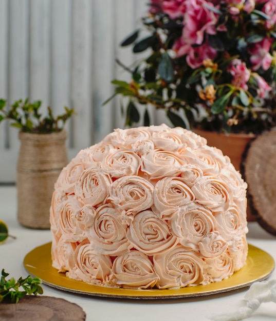 Gateau De Fleurs Sur La Table Photo Gratuite