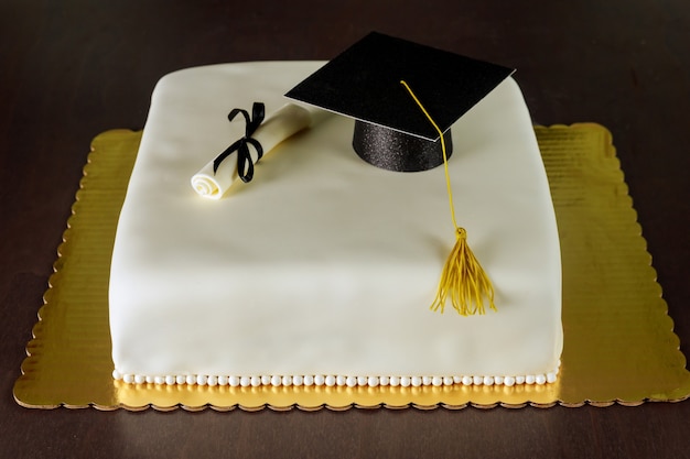 Gateau Fondant De Remise Des Diplomes Avec Chapeau Et Decoration De Diplome Pour La Fete Photo Premium