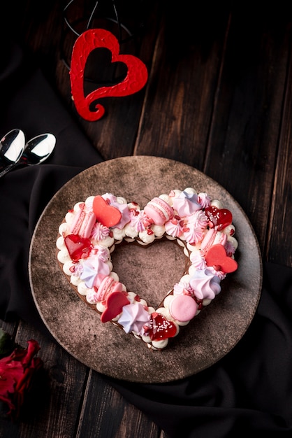 Gateau En Forme De Coeur De Saint Valentin Avec Macarons Photo Gratuite