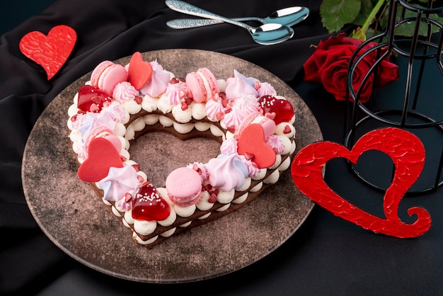 Gâteau En Forme De Coeur Saint Valentin Avec Rose Et Assiette | Photo