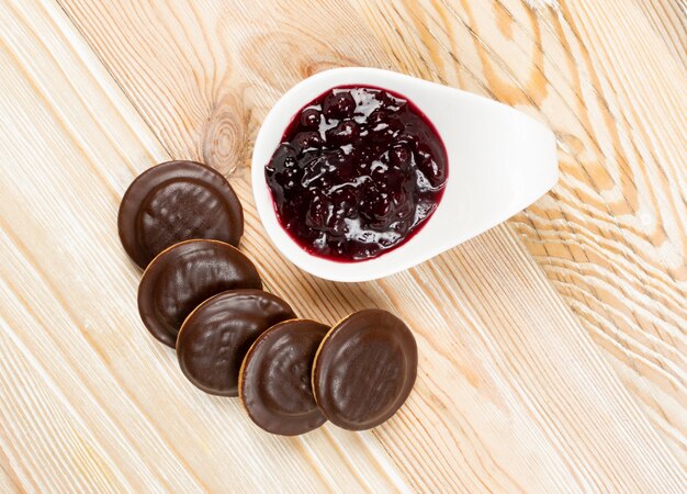 Gateau Jaffa Au Chocolat Rond Ou Biscuit Biscuit Fourre De Confiture Naturelle Photo Premium