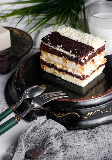 Gateau De Jour Et De Nuit A La Creme Et Aux Noix Decore De Crumbles De Gateaux Bruns Et Blancs Photo Gratuite