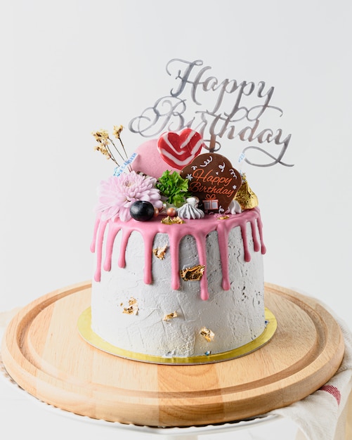 Gateau De Joyeux Anniversaire Sur Tableau Blanc Avec Espace De Copie Photo Premium