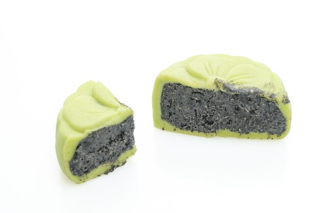 Gateau De Lune Chinois Saveur De The Vert Au Sesame Noir Isole Sur Blanc Photo Premium