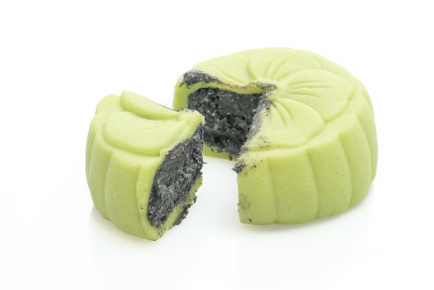 Gateau De Lune Chinois Saveur De The Vert Au Sesame Noir Isole Sur Blanc Photo Premium