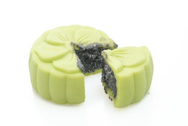 Gateau De Lune Chinois Avec Saveur De The Vert Au Sesame Noir Isole Sur Une Surface Blanche Photo Premium