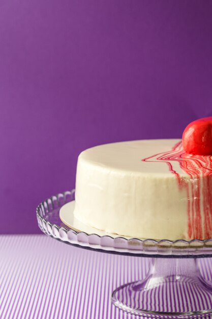 Gateau De Luxe Et Elegant Blanc Et Rouge Sur Mur Violet Photo Premium