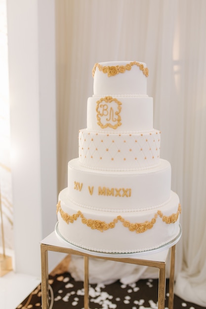 Gateau De Mariage Blanc A Cinq Etages Decore Dans Un Style Dore De Belles Douceurs Pour Le Marie Et La Mariee Photo Premium Gateau De Mariage Blanc A Cinq Etages Decore Dans Un Style Dore De Belles Douceurs Pour Le Marie Et La Mariee Photo Premium