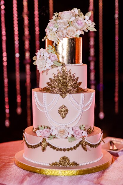 Gateau De Mariage Blanc Avec Des Fleurs Gros Gateau De Mariage Tendances Deco Ceremonie De Mariage Photo Premium