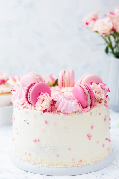 Gateau De Mariage Blanc Avec Macarons Et Roses Photo Premium