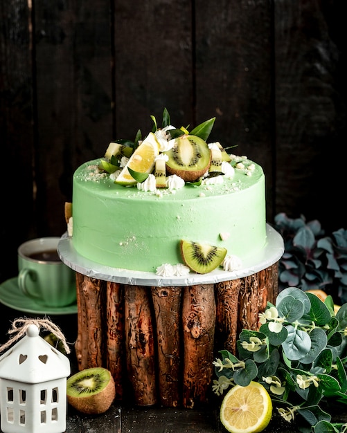 Gateau Menthol Collor Decore De Kiwi Et Citron Vert Photo Gratuite