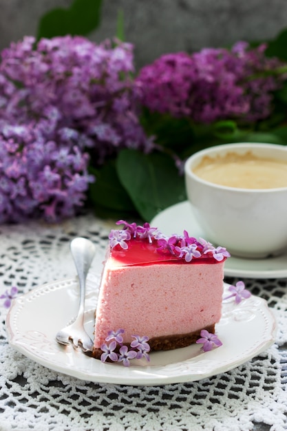 Un Gateau Mousse Aux Baies A Base De Chocolat Et Gelee De Jus Decore De Fleurs Lilas Servi Avec Du Cafe Photo Premium