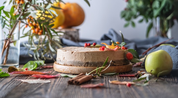 Gateau Mousse Marron Decore De Feuilles D Automne Et De Baies Photo Premium