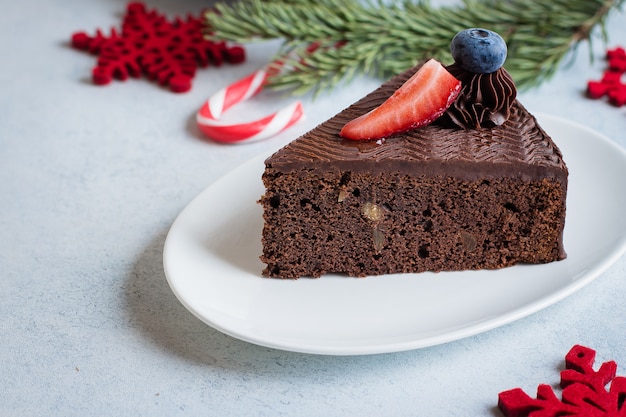 Gateau De Noel Pour Le Dessert Delicieux Morceau De Gateau Au Chocolat Avec Une Tasse De