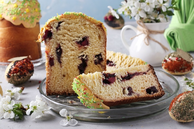 Gateau De Paques Avec Une Fente Et De La Confiture A L Interieur Et Des œufs De Paques Decores D Epices Et De Cereales Format Horizontal Gros Plan Photo Premium