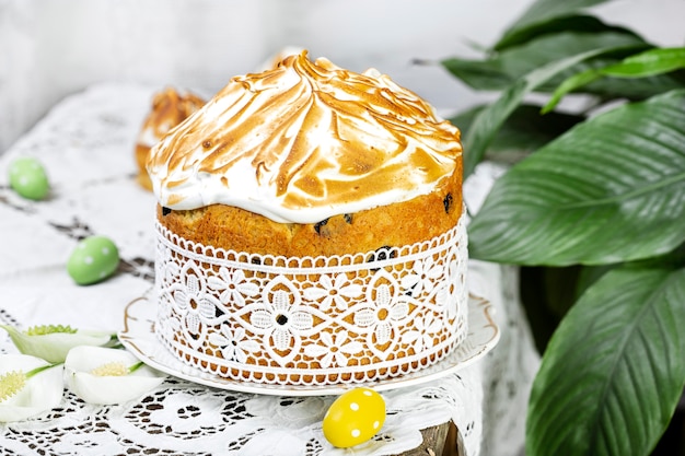 Gateau De Paques Maison Russe Avec Raisins Secs Et Meringue Photo Premium