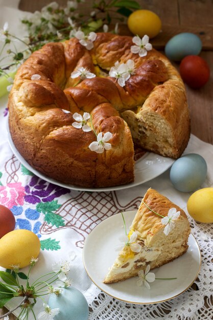 Gateau De Paques Traditionnel Moldave Et Roumain Avec Garniture Et Decoration En Forme De Croix Photo Premium