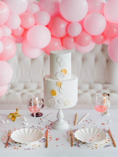 Gateau Pour Fete De Vacances Decor De Table Aux Couleurs Vives Pour Les Enfants Assiettes En Papier Elegantes Verres A Couverts Dores Concept D Anniversaire De Fille Decoration De Ballons Roses Photo