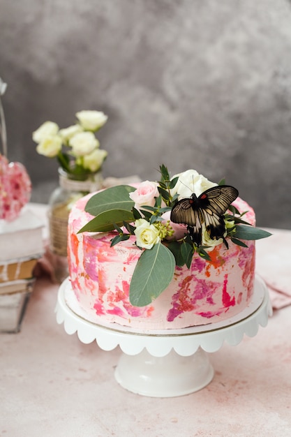 Gateau Rose Decore De Fleurs Et De Vrais Papillons Rose Ambiance Romantique Photo Premium