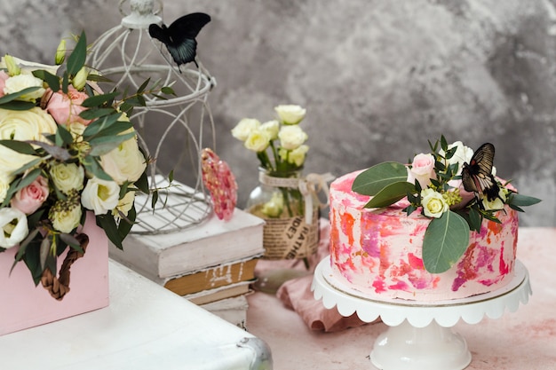 Gateau Rose Decore De Fleurs Et De Vrais Papillons Rose Ambiance Romantique Photo Premium