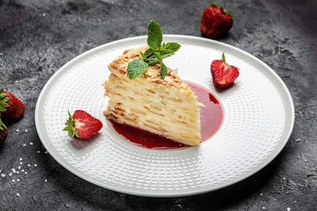 Gateau Russe Classique Napoleon Avec Creme A La Vanille Cremeuse Pommes Et Confiture De Fraises Decoree A La Menthe Banniere Menu Lieu De Recette Pour Le Texte Vue De Dessus Photo