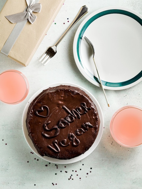 Gateau Sacher Au Chocolat Festif Vegan Avec Confiture D Abricot Sur La Table Photo Premium