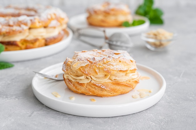 Gateau Traditionnel Francais Avec Creme Pralinee Sucre En Poudre Et Petales D Amande Sur Fond Gris Photo Premium