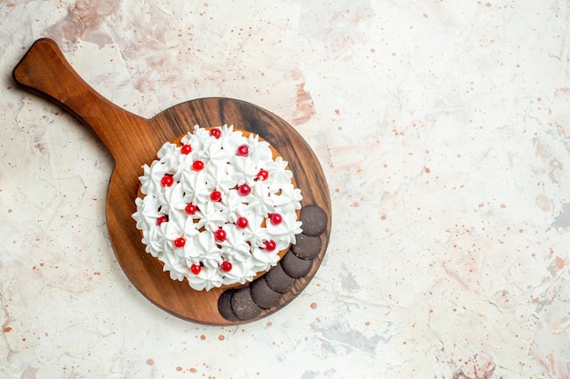 Gateau Vue De Dessus Avec Creme Patissiere Blanche Et Chocolat Sur Une Planche A Decouper En Bois Photo Gratuite