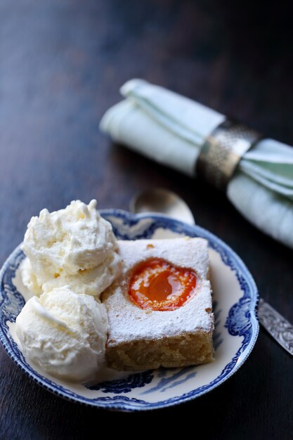 Gateaux Avec Une Boule De Glace Photo Premium