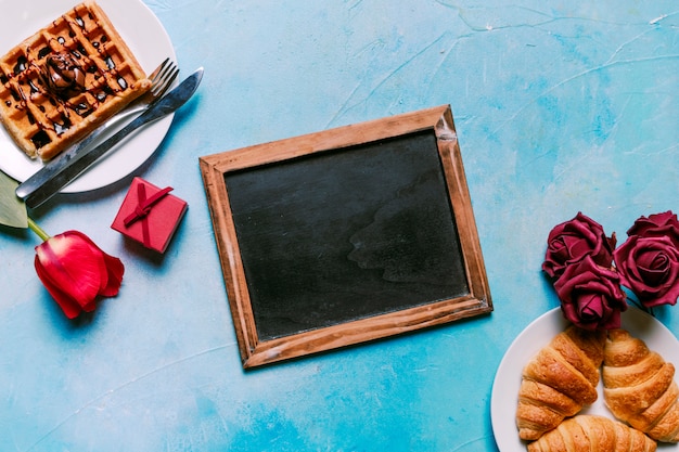 Gaufre belge avec croissants et tableau Photo gratuit