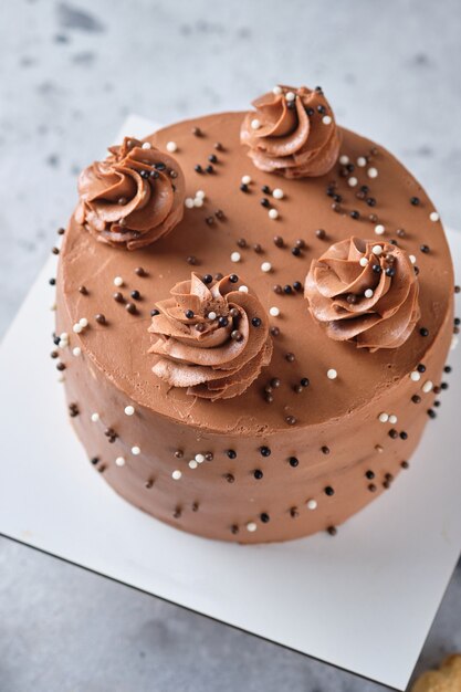 Genoise Au Chocolat Fourree Au Caramel Sale Et Gateau Aux Cacahuetes A La Creme Au Chocolat Photo Premium