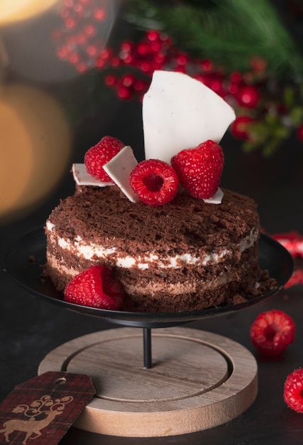 Genoise Trois Chocolats Dans Une Decoration De Vacances Du Nouvel An Avec Des Framboises Sur Fond Sombre Photo Premium