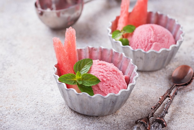 Glace melon d'eau dans des bols en métal Photo Premium
