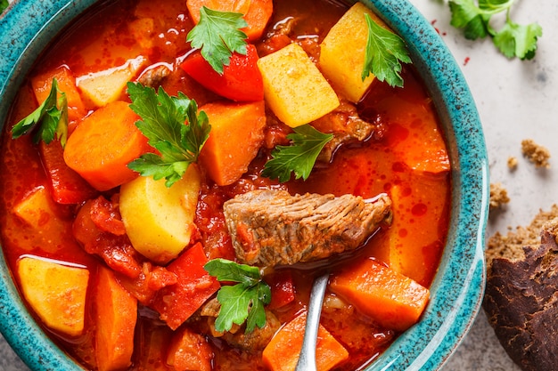 Goulasch Hongrois Traditionnel Rago T De Boeuf Avec Pommes De Terre