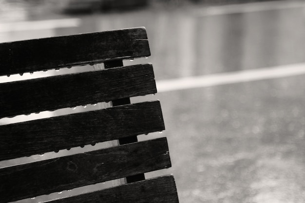 Gouttes De Pluie Sur Le Banc Un Jour De Pluie Concept De Solitaire Triste Seul Photo Premium