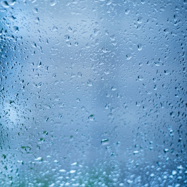 Gouttes de pluie sur la vitre. dof peu profond. fenêtre après la pluie ...