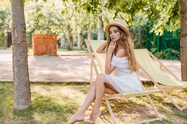 Gracieuse Dame Aux Pieds Nus En Chapeau De Paille Assis Sur Une Chaise