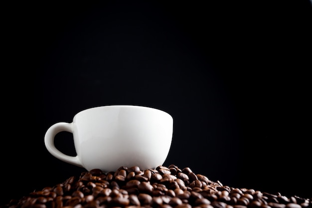 Grains de café et tasse à café. Photo gratuit