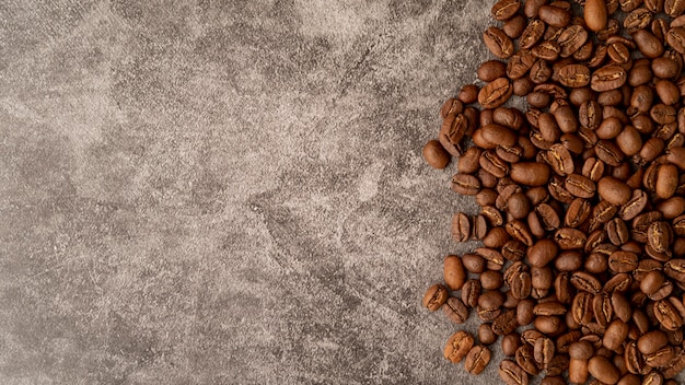 Grains de café torréfiés avec vue de dessus avec espace de copie Photo gratuit
