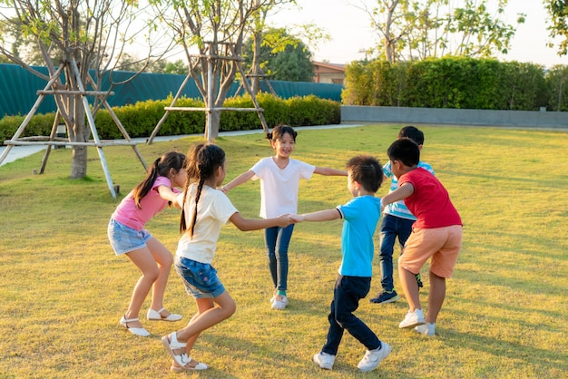 Grand Groupe De Joyeux Enfants Souriants Asiatiques Enfants Amis Tenant