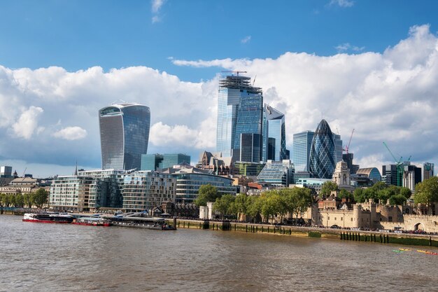 Gratte-ciel du district financier de londres et de la tamise par une journée ensoleillée. Photo Premium