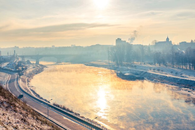 Grodno, biélorussie. le soleil se reflète dans la rivière ...