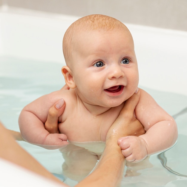 Gros Bebe Souriant Dans La Baignoire Photo Premium