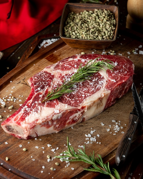 Un Gros Morceau De Viande Crue Avec Des épices Et Du Romarin. Photo Gratuite