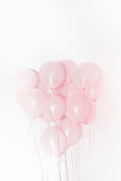 Gros Plan De Ballons Roses Pour La Decoration D Anniversaire Sur Fond Blanc Photo Gratuite